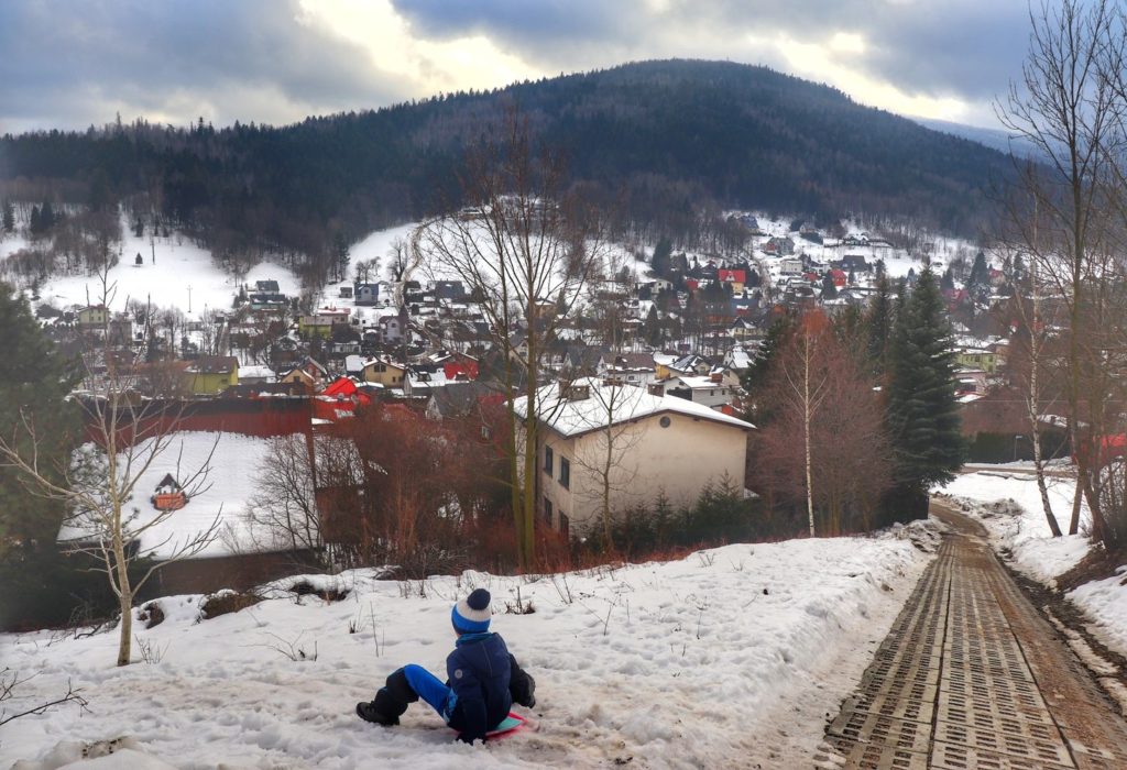 Widok na pasmo Beskidu Śląskiego z czerwonego szlaku w Bystrej Górnej - ulica Beskidzka, dziecko, śnieg