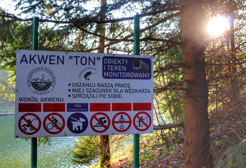 Biała tablica informacyjna nad Jeziorem Ton w Goleszowie