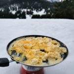 Butla turystyczna, patelnia z jajecznicą, widok na szczyt Pilsko z Hali Cudzichowej