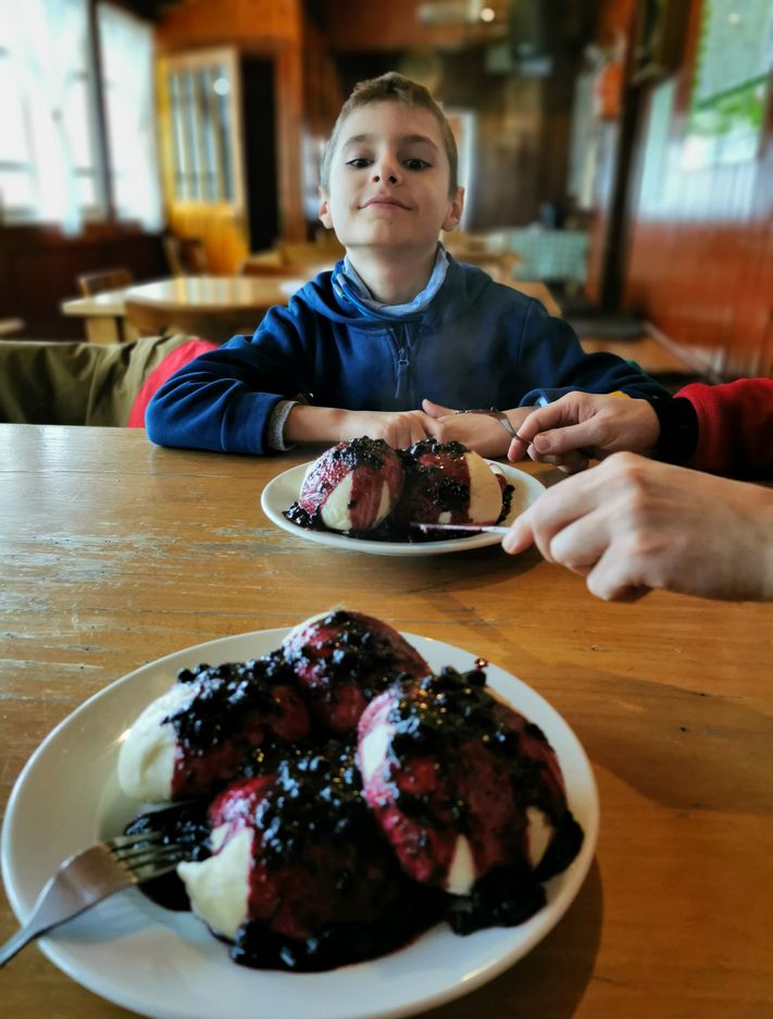 Dziecko, buchty z sosem jagodowym w Schronisku na Soszowie
