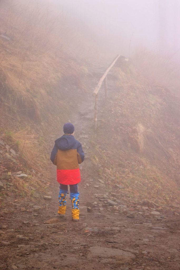 Dziecko na żółtym szlaku na Małą Czantorię, strome podejście z barierką, las, mgła