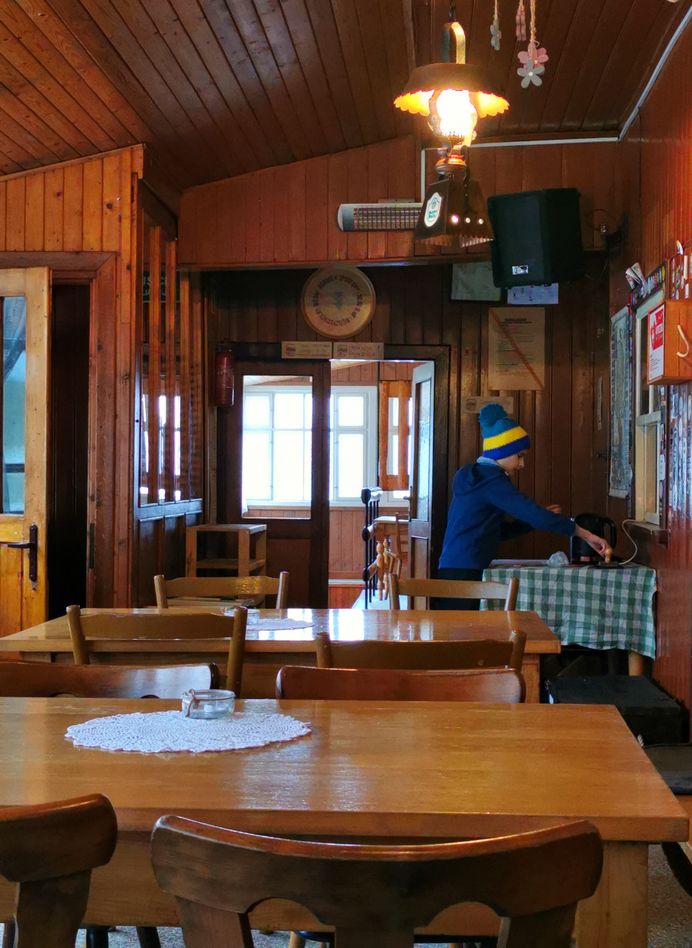 Dziecko wbijające do książeczki pieczątkę schroniska na Soszowie