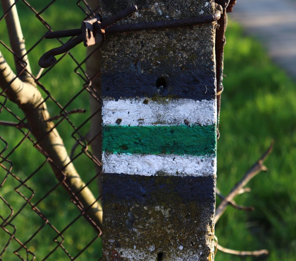Goleszów, oznaczenie szlaku zielonego na betonowym słupie