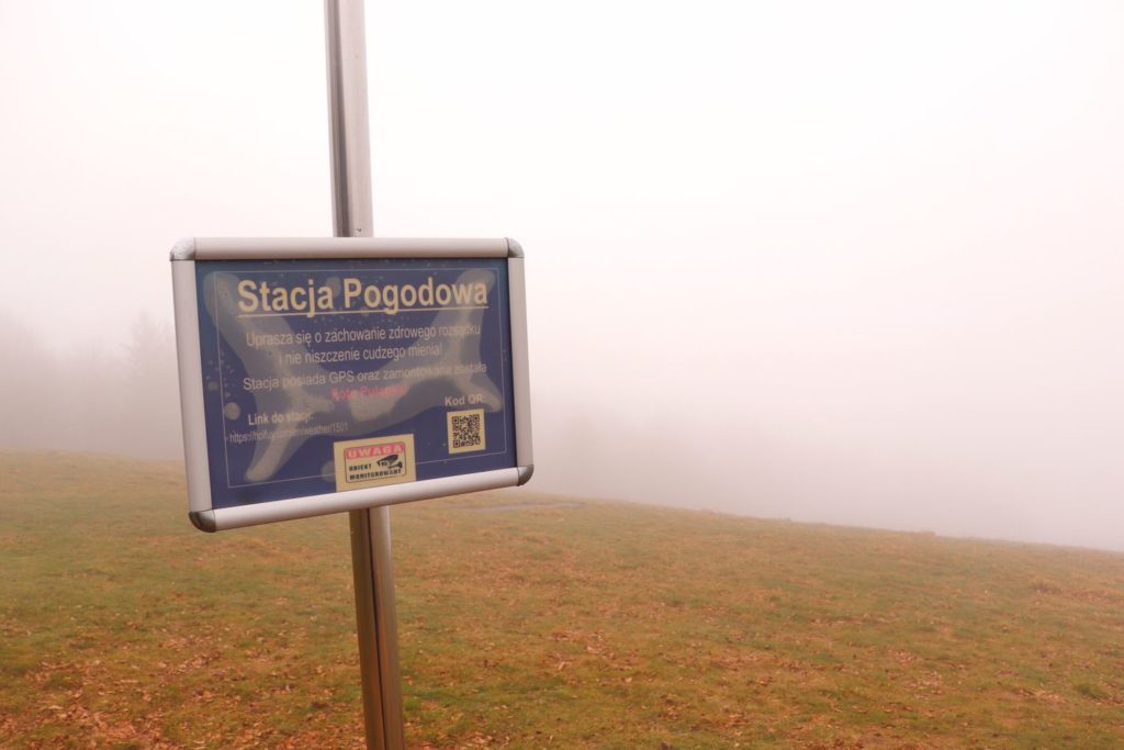 Mała Czantoria stacja pogodowa, polana, mgła