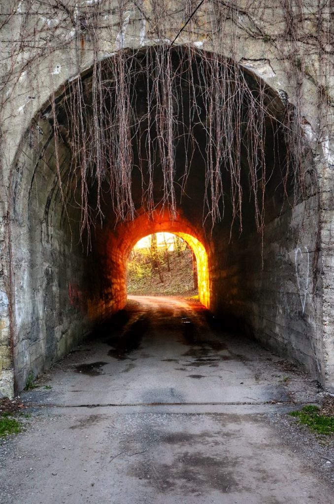 Oświetlony przez zachodzące słońce tunel wjazdowy kolejki wąskotorowej w Goleszowie