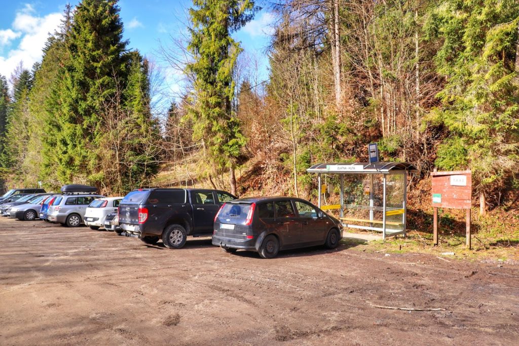 Parking Złatna Huta przy szlaku czarnym, wiata przystankowa 