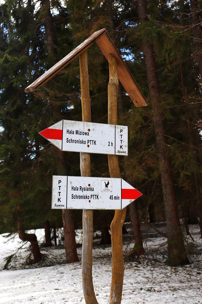 Słup z drogowskazami na Trzech Kopcach, szlak czerwony