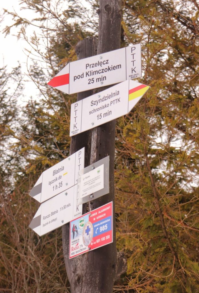 Słup z drogowskazami w drodze na Klimczok