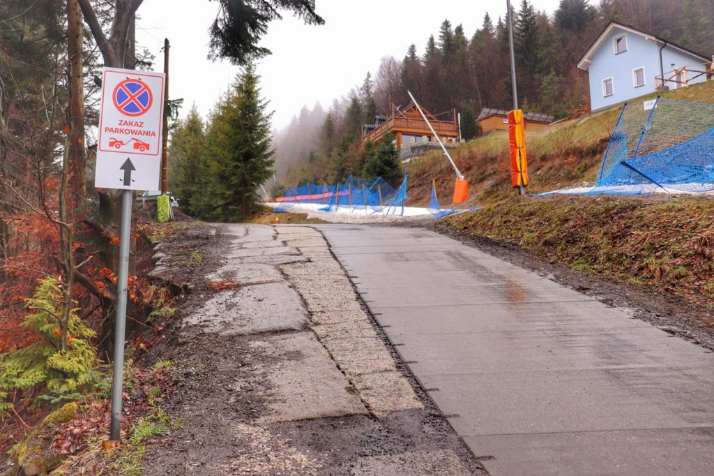 Szeroka droga - Wisła Jawornik, okolice Dolnej Stacji Kolejki Linowej na Soszów