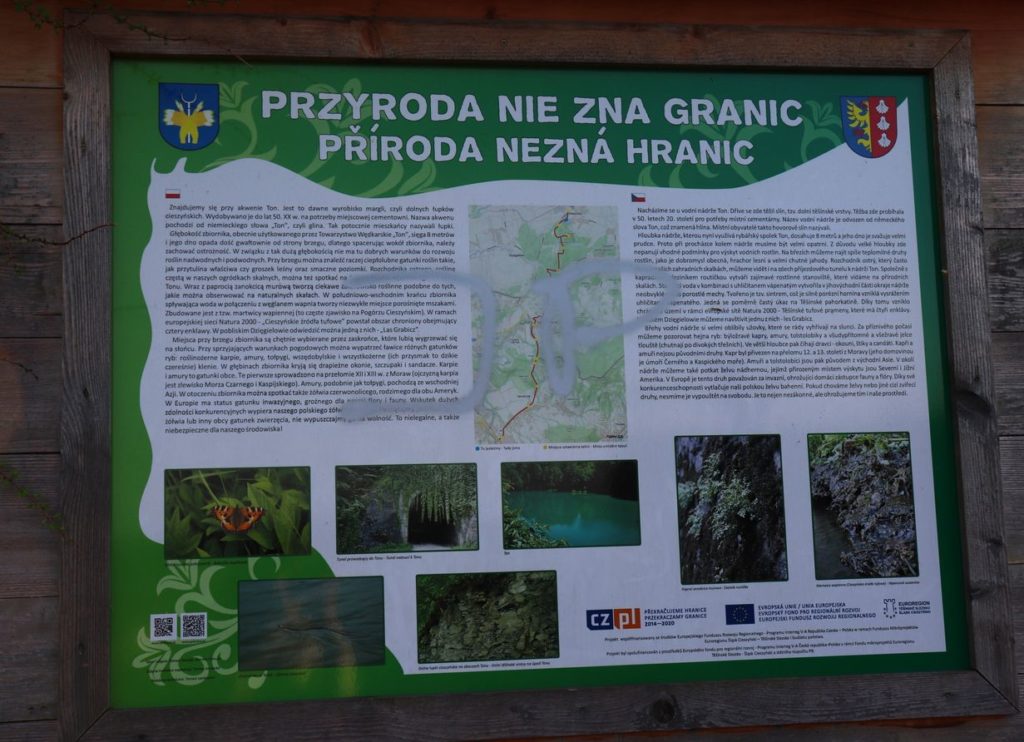Tablica informacyjna - PRZYRODA NIE ZNA GRANIC na zielonym szlaku w Goleszowie