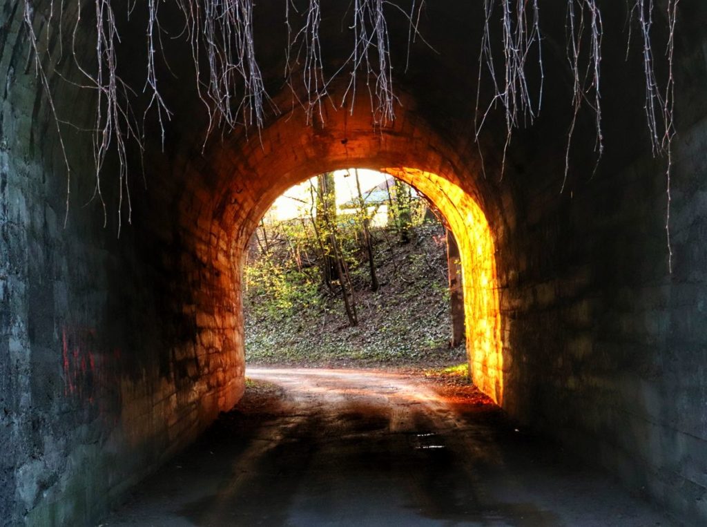 Tunel wjazdowy kolejki wąskotorowej w Goleszowie, zachód słońca 