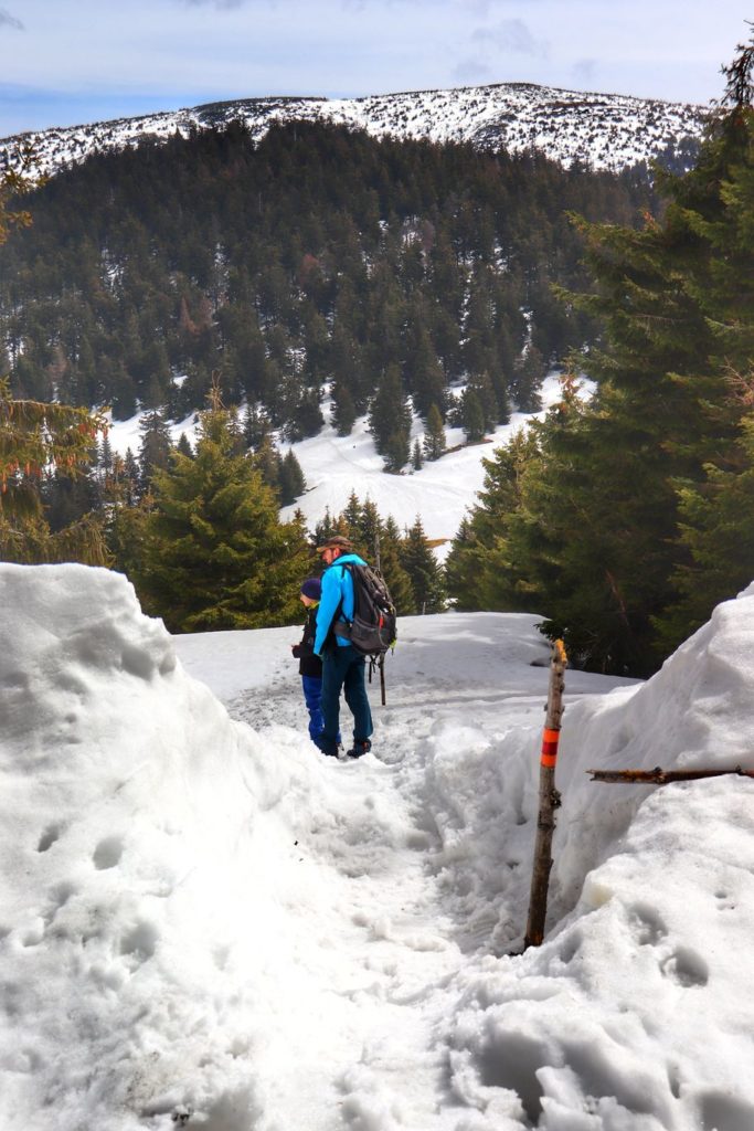 Turysta z dzieckiem na Hali Cudzichowej, wiosenny śnieg
