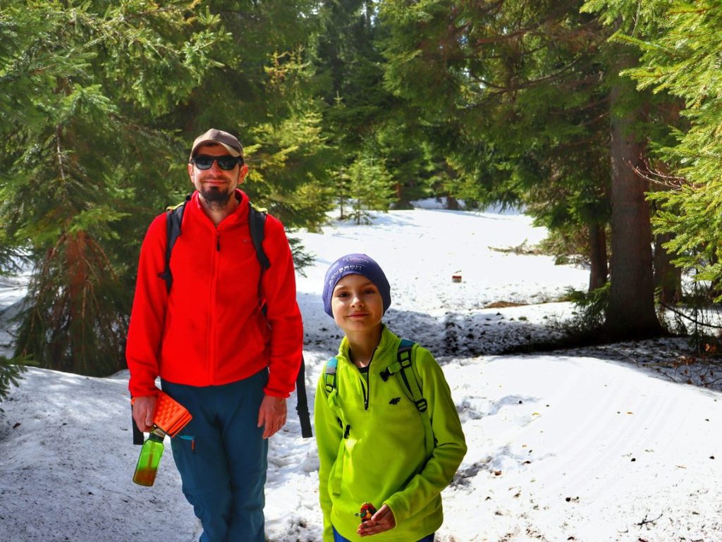 Uśmiechnięty turysta z dzieckiem, las - Beskid Żywiecki, słoneczny dzień