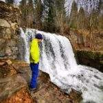 Wodospad na potoku Bystra w Złatnej Hucie, dziecko stojące przy wodospadzie