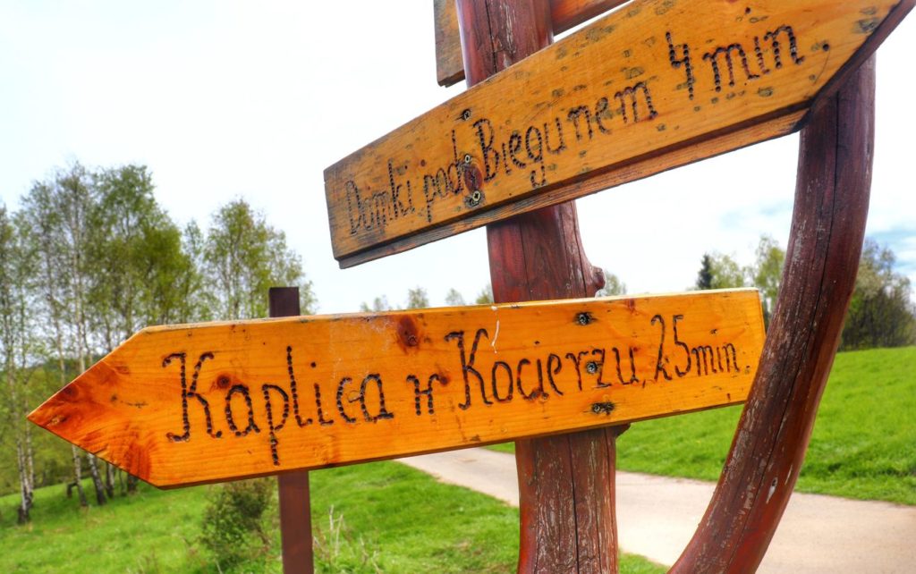 Łysina zielony szlak, drewniany drogowskaz - Kapliczka w Kocierzu 25 minut