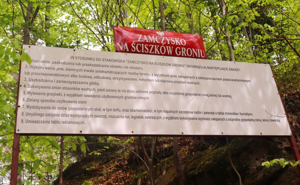 Czerwona tablica Zamczysko na Ściszków Groniu w Beskidzie Małym