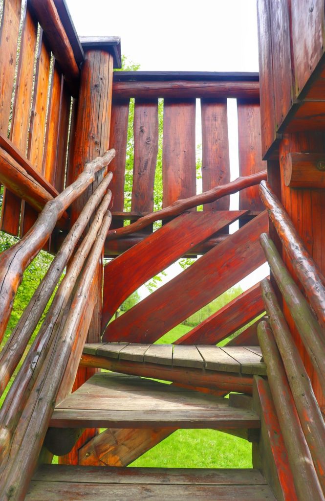 Drewniane schody prowadzące na aras widokowy Łysina - Ścieszków Groń