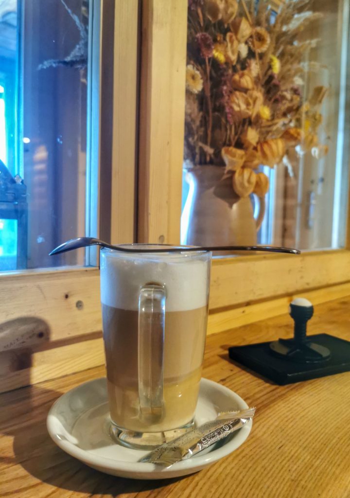 Drewniany parapet, kawa latte, pieczątka - Schronisko pod Durbaszką w Pieninach