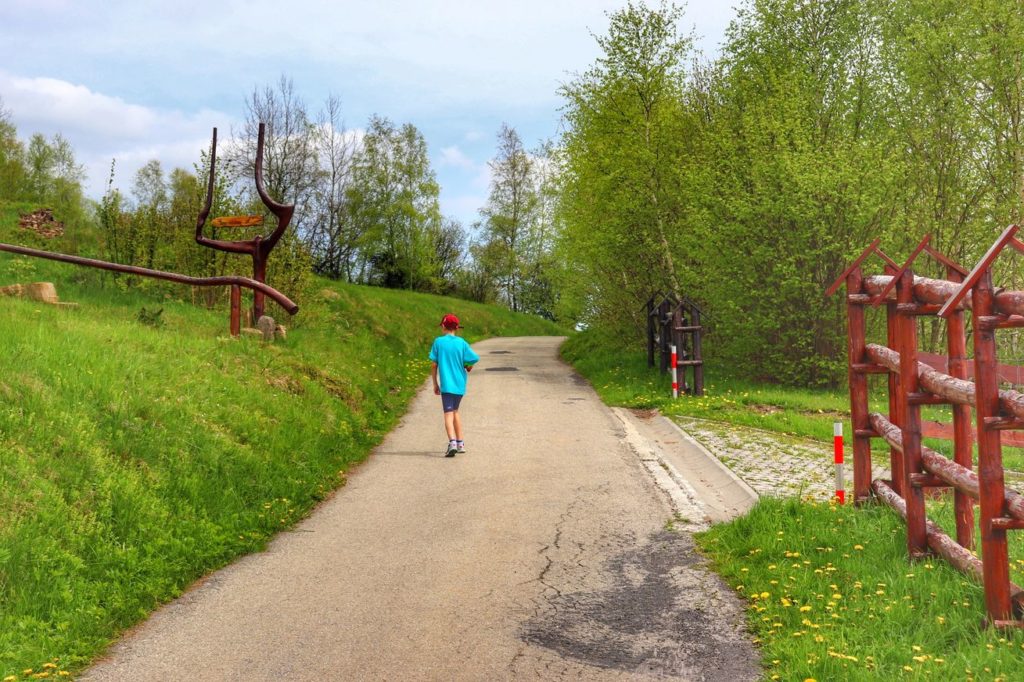 Dziecko idące szeroką drogą asfaltową - Wieś Łysina, piękny słoneczny dzień, okolice tarasu widokowego