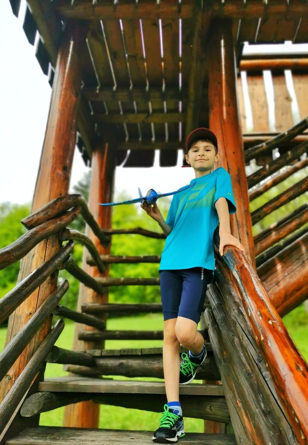 Dziecko wchodzące na drewnianą wieżę widokową na Łysinie w Beskidzie Małym