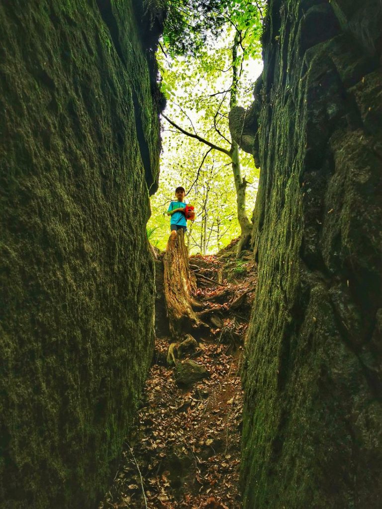 Dziecko, wąskie przejście między skalnymi ścianami, Zamczysko na Ściszków Groniu w Beskidzie Małym