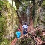 Dziecko z tatą, Zamczysko na Ściszków Groniu w Beskidzie Małym, skały