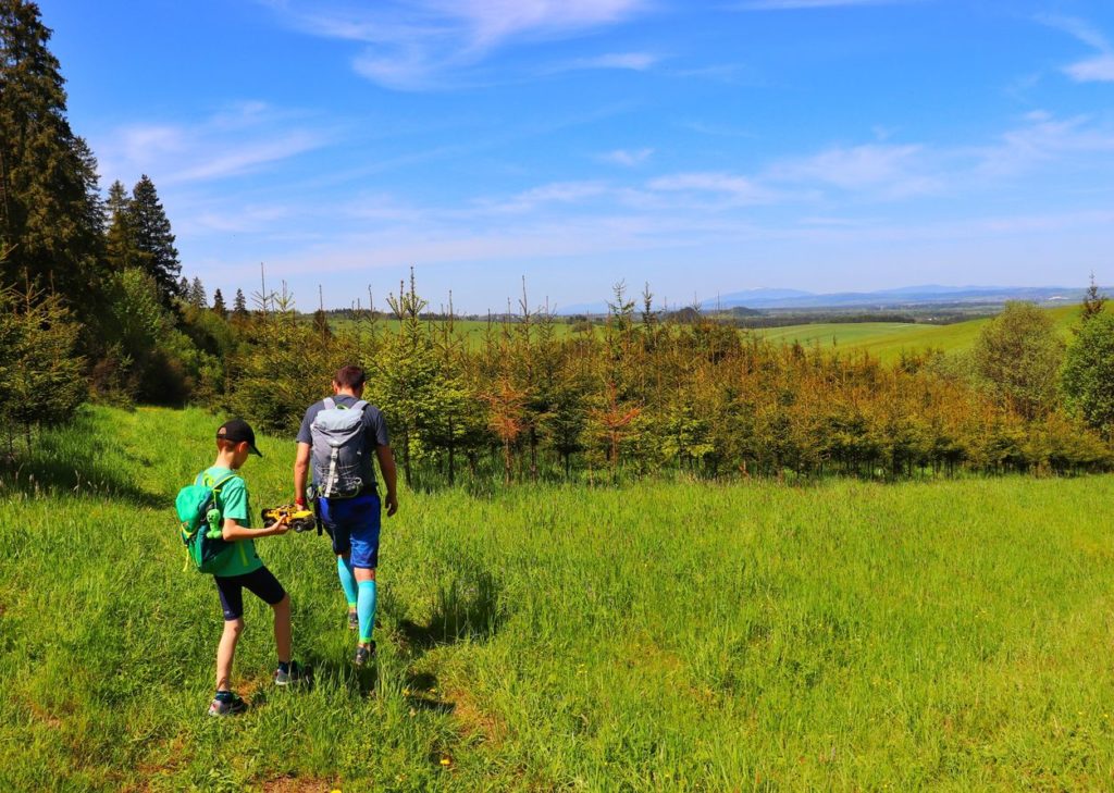 Dziecko z tatą, polana w Pieninach Spiskich na zielonym szlaku w Dursztynie, młody lasek, piękna i słoneczna pogoda