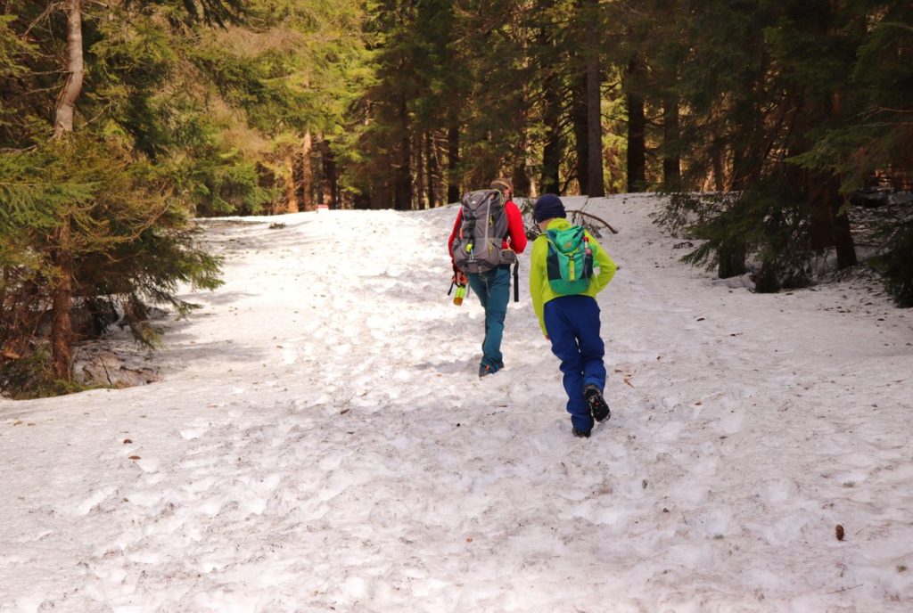 Ostatnie podejście na szlaku niebieskim pod Trzy Kopce - Beskid Żywiecki, wiosenny śnieg, turysta z dzieckiem