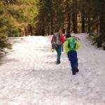Ostatnie podejście na szlaku niebieskim pod Trzy Kopce - Beskid Żywiecki, wiosenny śnieg, turysta z dzieckiem