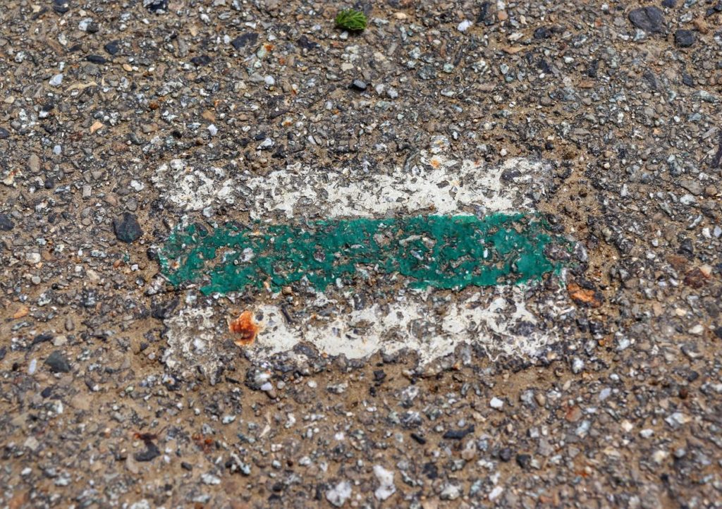 Oznaczenie szlaku zielonego w Łysinie na drodze asfaltowej
