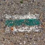 Oznaczenie szlaku zielonego w Łysinie na drodze asfaltowej