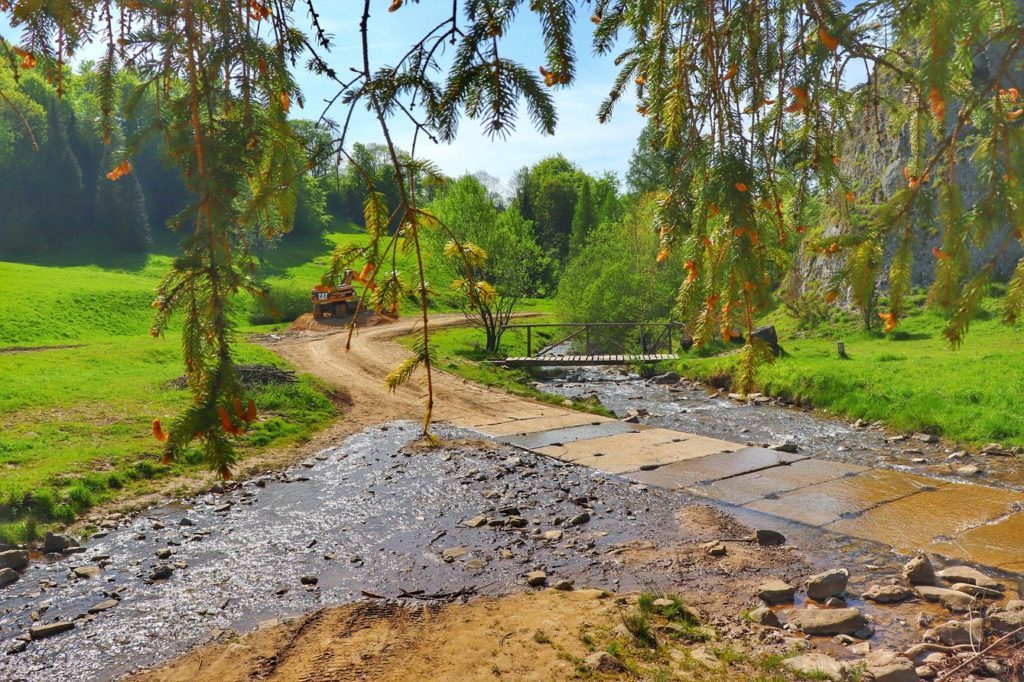 Potok, betonowe płyty, Rezerwat przyrody Biała Woda w Pieninach, niebieskie niebo