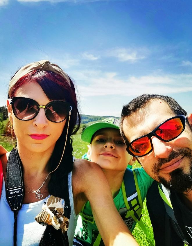 Szczęśliwa rodzina na szlaku górskim w Pieninach Spiskich, słoneczny dzień