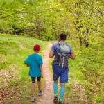 Turysta z dzieckiem na wąskiej ścieżce leśnej - Zamczysko w Beskidzie Małym