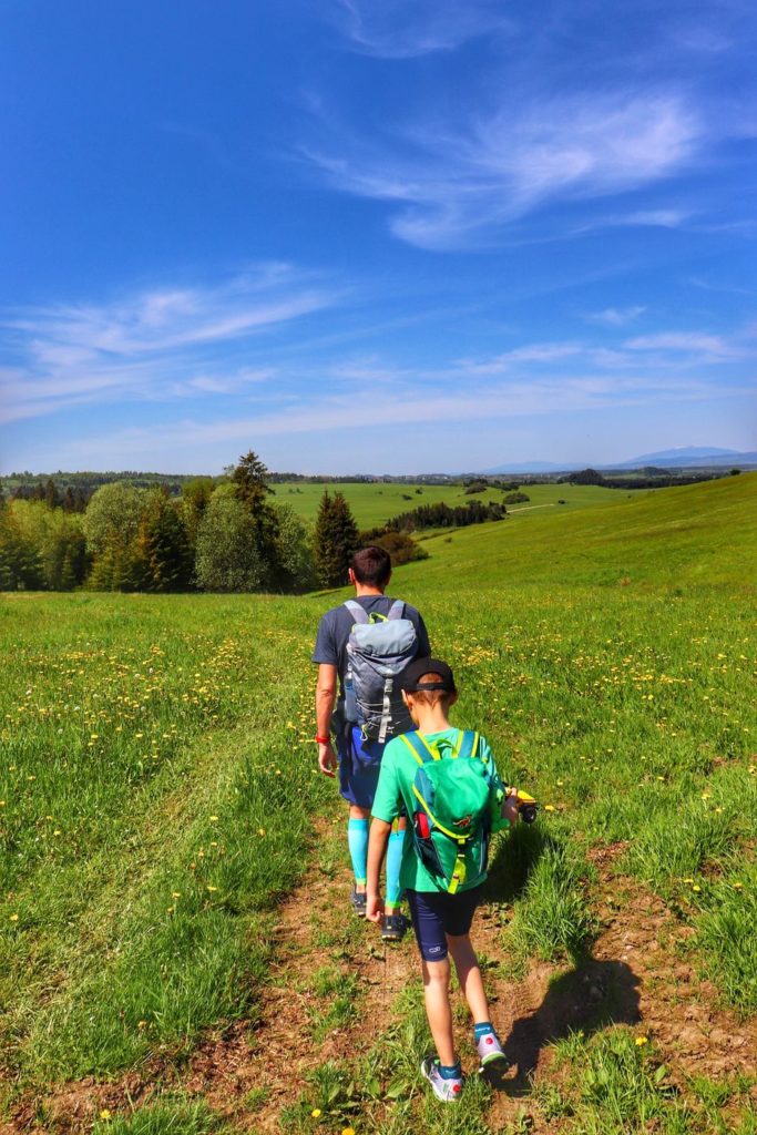 Turysta z dzieckiem, pienińska polana na zielonym szlaku w Dursztynie