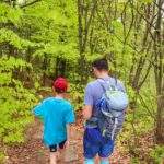 Turyści - mężczyzna z dzieckiem, las, wąska ścieżka, Beskid Mały - Zamczysko