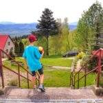 Wieś Łysina PLAC ODNOWY punkt widokowy, dziecko, schody