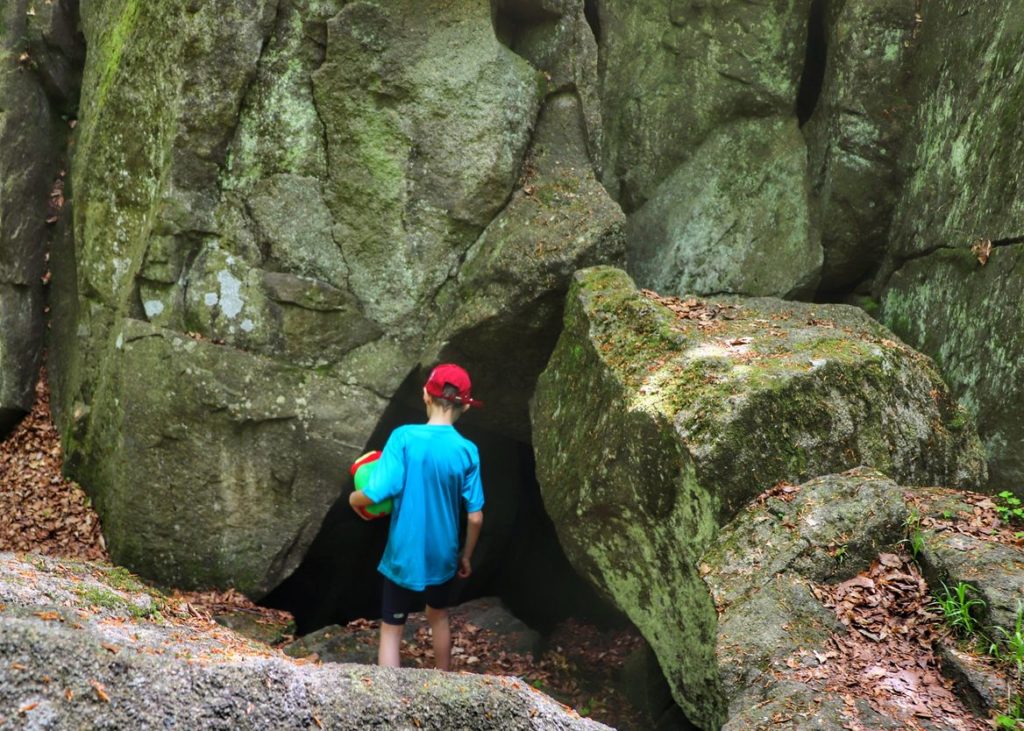 Zamczysko Łysina, skały, dziecko zaglądające do groty