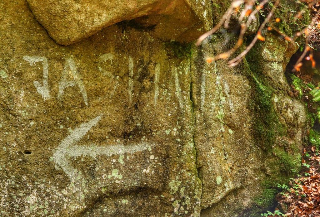 Zamczysko - Beskid Mały, napis Jaskinia na skalnej ścianie