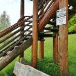 Ścieszków Groń - drewniana wieża widokowa, ławka, tabliczki informacyjne