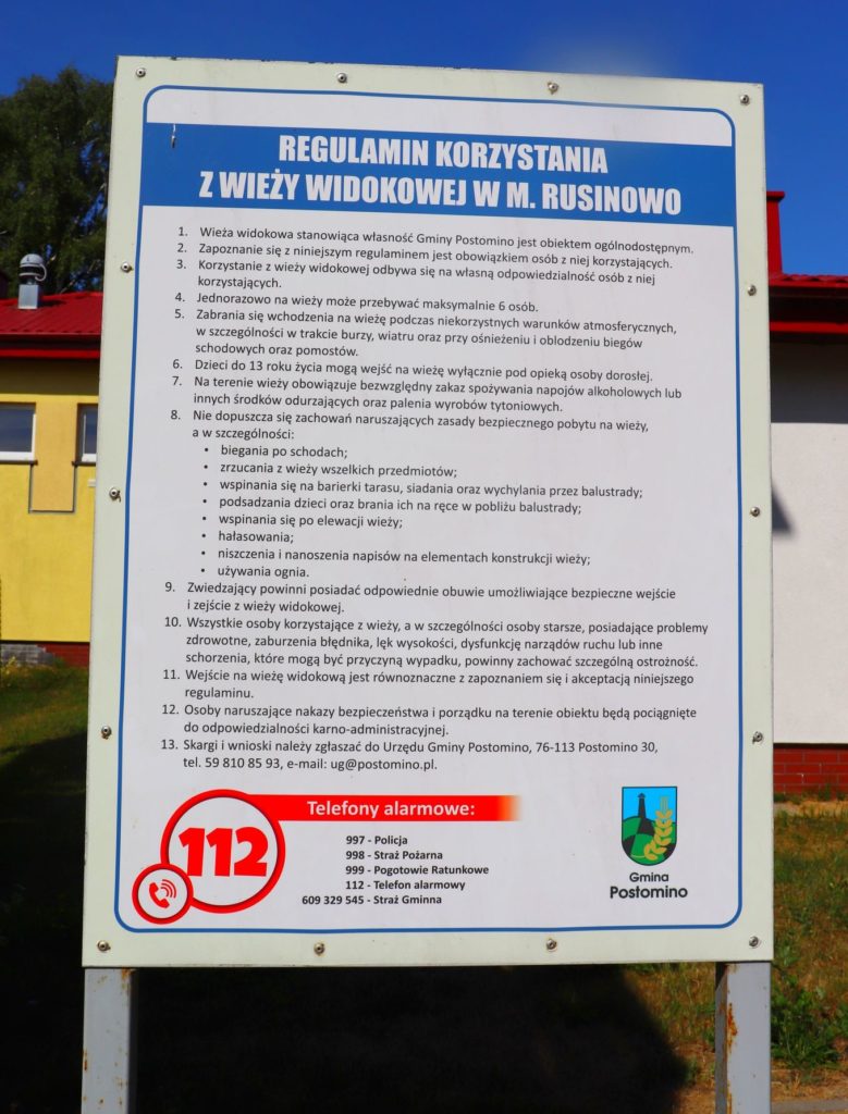 Regulamin korzystania z wieży widokowej w Rusinowie, biała tablica z regulaminem
