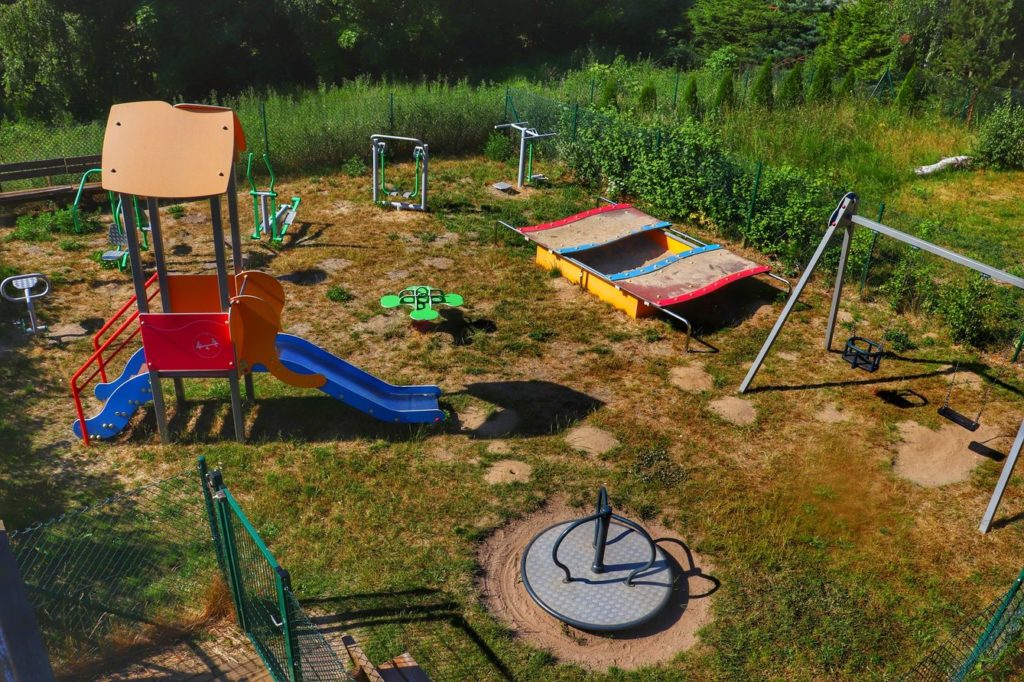 Rusinowo plac zabaw - teren przy wieży widokowej w Rusinowie