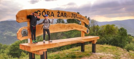 Góra Żar wielka ławka w Beskidach – kolejką na Żar