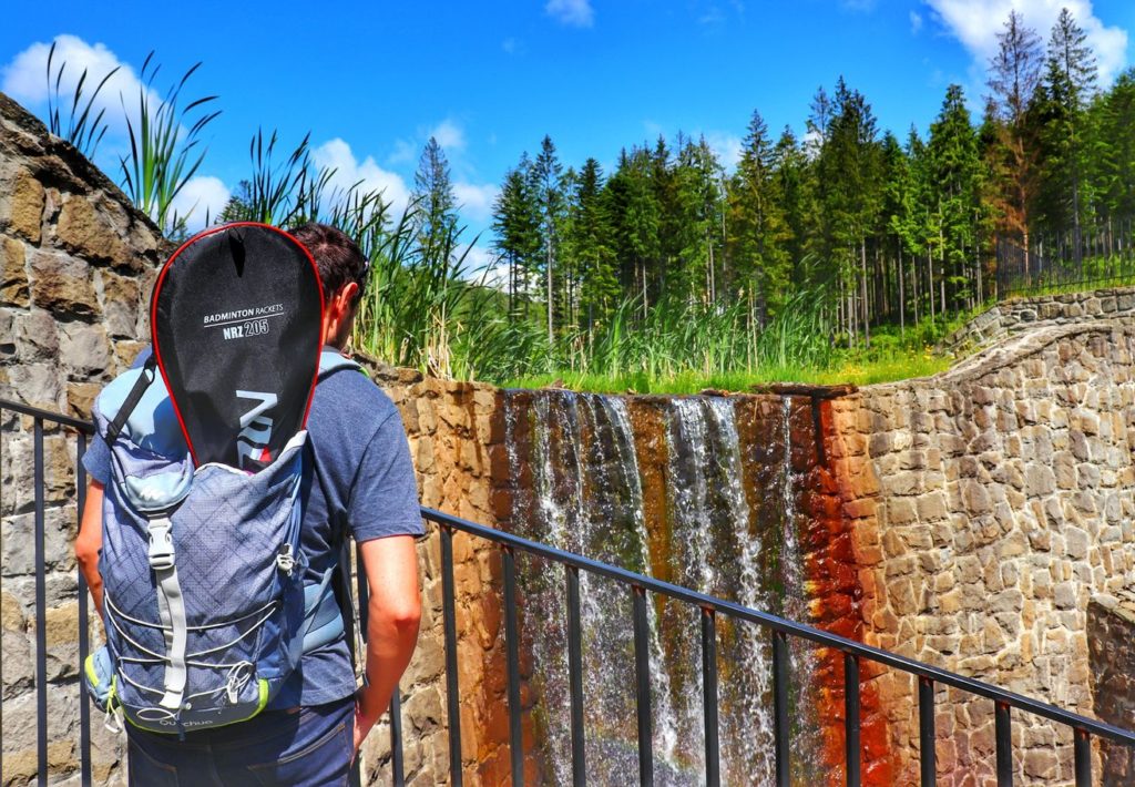 Turysta podziwiający wodospad na zbiorniku retencyjnym OLZA w Istebnej