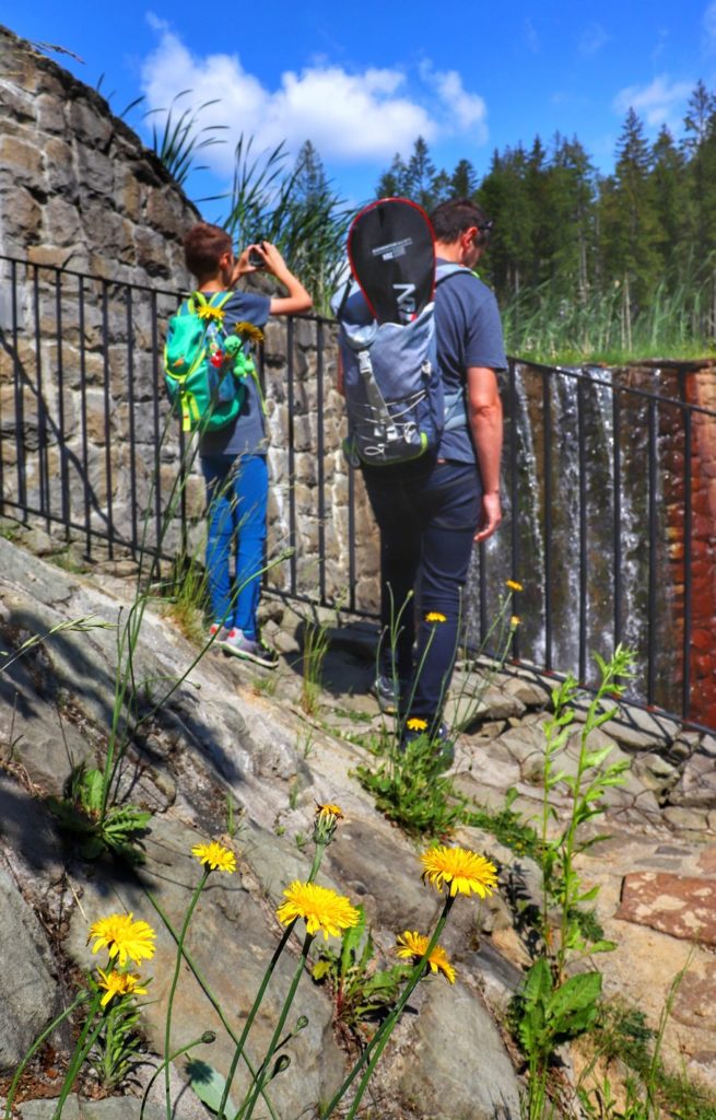 Turyści - mężczyzna z dzieckiem, Zbiornik retencyjny OLZA w Istebnej, wodospad