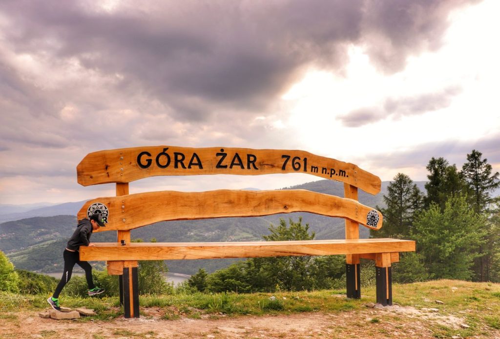 Wielka ławka w Beskidach, Góra Żar, dziecko wchodzące na ogromną drewnianą ławkę
