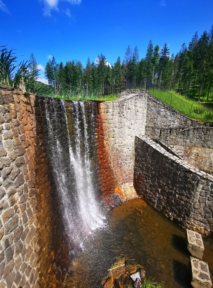 Wodospad - Zbiornik retencyjny OLZA, Istebna, niebieskie niebo