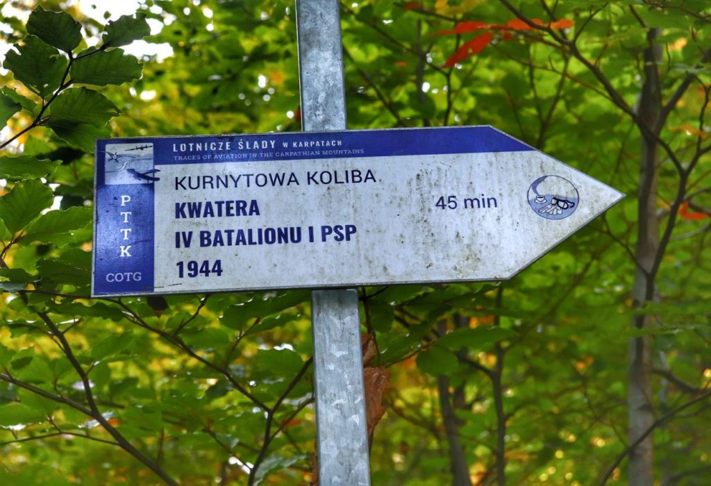 Biało-niebieski drogowskaz w Ochotnicy Dolna - Kurnytowa koliba Kwatera IV batalionu i PSP 1944, Lotnicze ślady w Karpatach