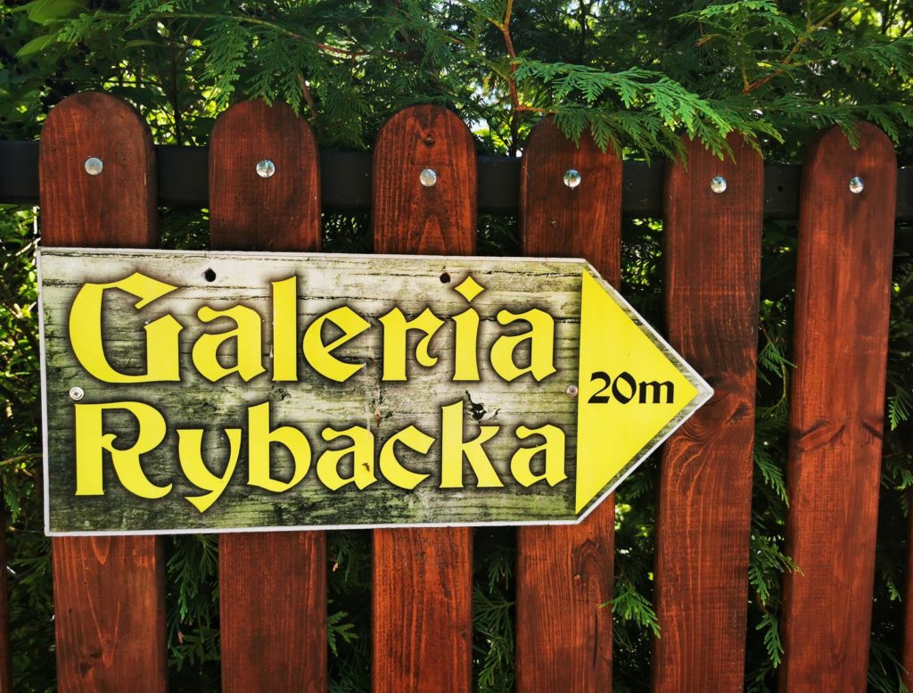 Brama wjazdowa do Galerii Rybackiej w Jezierzanach koło Jarosławca, znak z napisem GALERIA RYBACKA 20 m