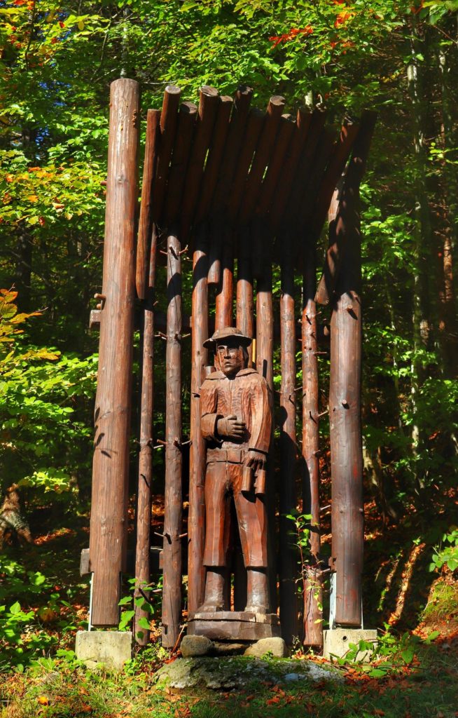 Drewniana rzeźba - góral, Ochotnica Dolna